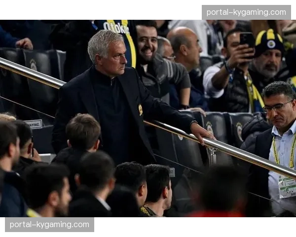 场边镜头：前罗马主帅穆里尼奥现身奥林匹克球场观战老东家比赛