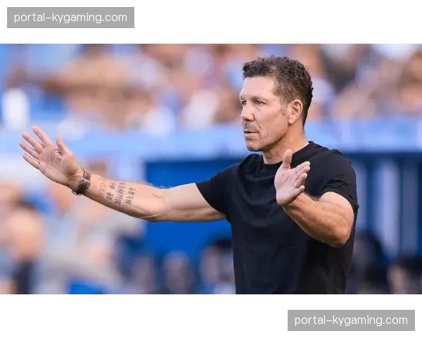 镜头捕捉：西蒙尼在场边不断示意马竞防线保持五人链式站位